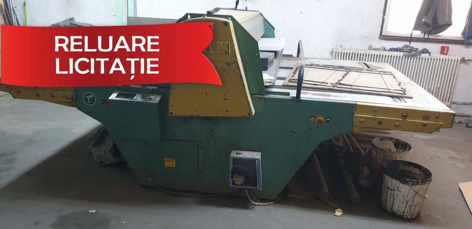 Mașină de ștanțat constituită dintr-un echipament industrial specializat pe debitare a cutiilor de carton